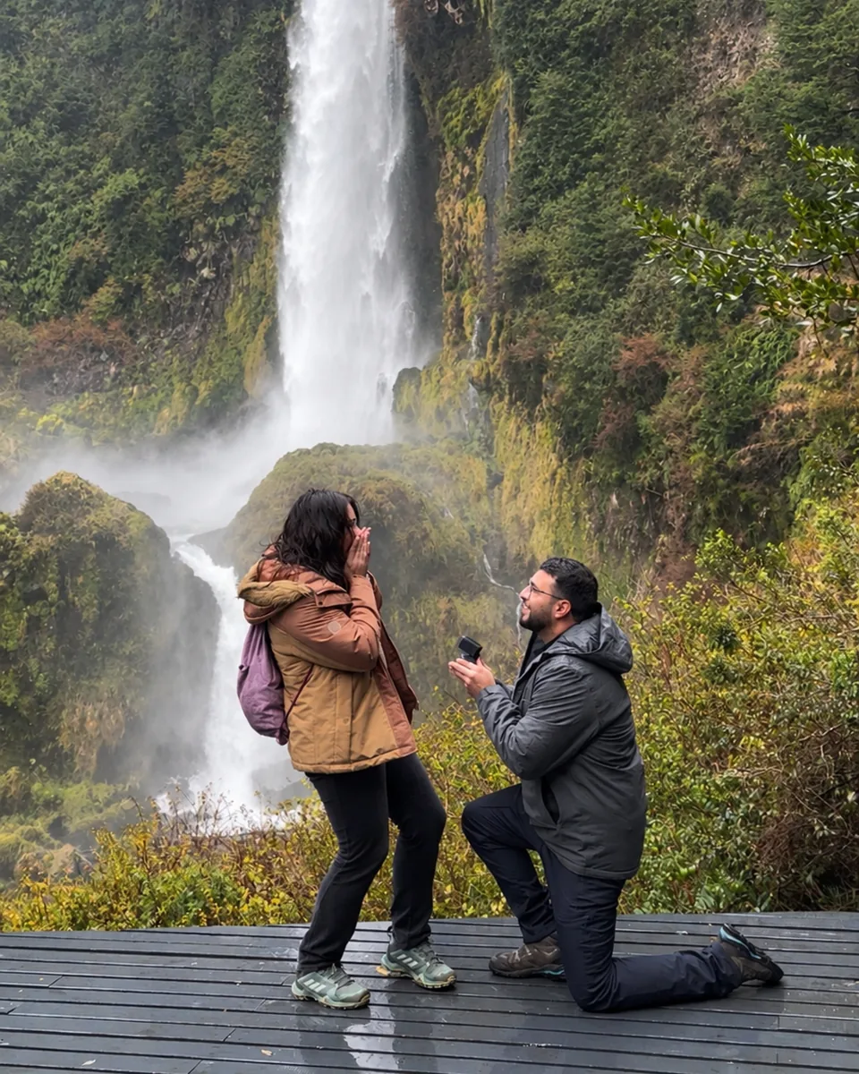 Cristian pidiendo matrimonio a Camila frente a una cascada