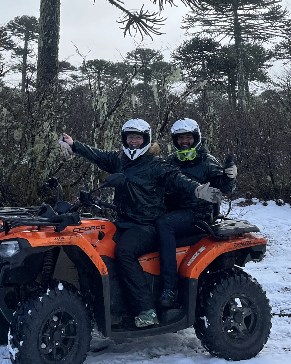 Camila y Cristian en cuatrimoto entre araucarias y nieve